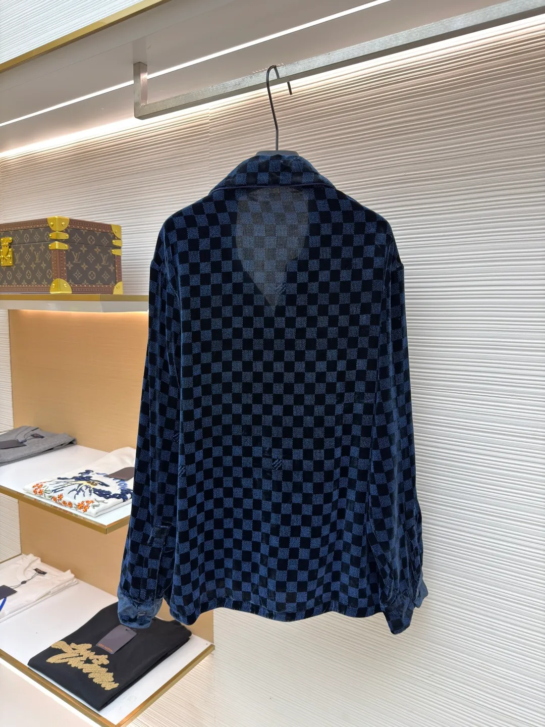 LOUIS VUITTON velvet checkerboard printed shirt ●Original version: purchased and developed for 17700 ●Item number: 1681273-B70 ●Fabric: rayon blended velvet fabric ●Technology: printing production ●Color: blue and black plaid ●Version: fitted version ●Weight: about 345 grams ●Size: XS-S-M-L ●Description: Made of nylon + rayon blended velvet fabric, scanned the Y pattern to make the pattern, using a mechanical mesh of 120 mesh, a large round mesh, the slurry is mixed with powder slurry + glue, and the finished cloth is washed in a rope shape to remove the surface prints The flower paste material and the flower position of the cutting pieces are cut with positioning flowers. All single pieces are cut from the rough pattern and manually re-arranged to correct the flower position. The door cuffs are made of rayon satin wrapped with a 0.1cm wide cotton core and are matched with hand-stitched hardware buttons with glossy finish. The overall routing is straight and delicate, the fabric is comfortable and soft, the color is consistent and there is no color difference, it can be matched with the same style to create a fashionable look, and can be used in various occasions, customized accessories, complete with three standards, the same style for men and women!